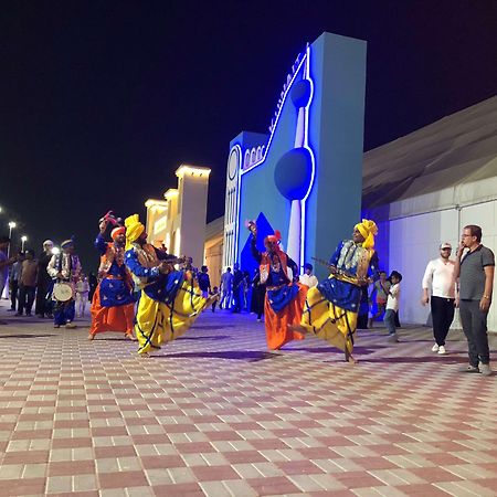 래디슨 블루 호텔, 아즈만 아지만 외부 사진 Bhangra dancers at the Global Village