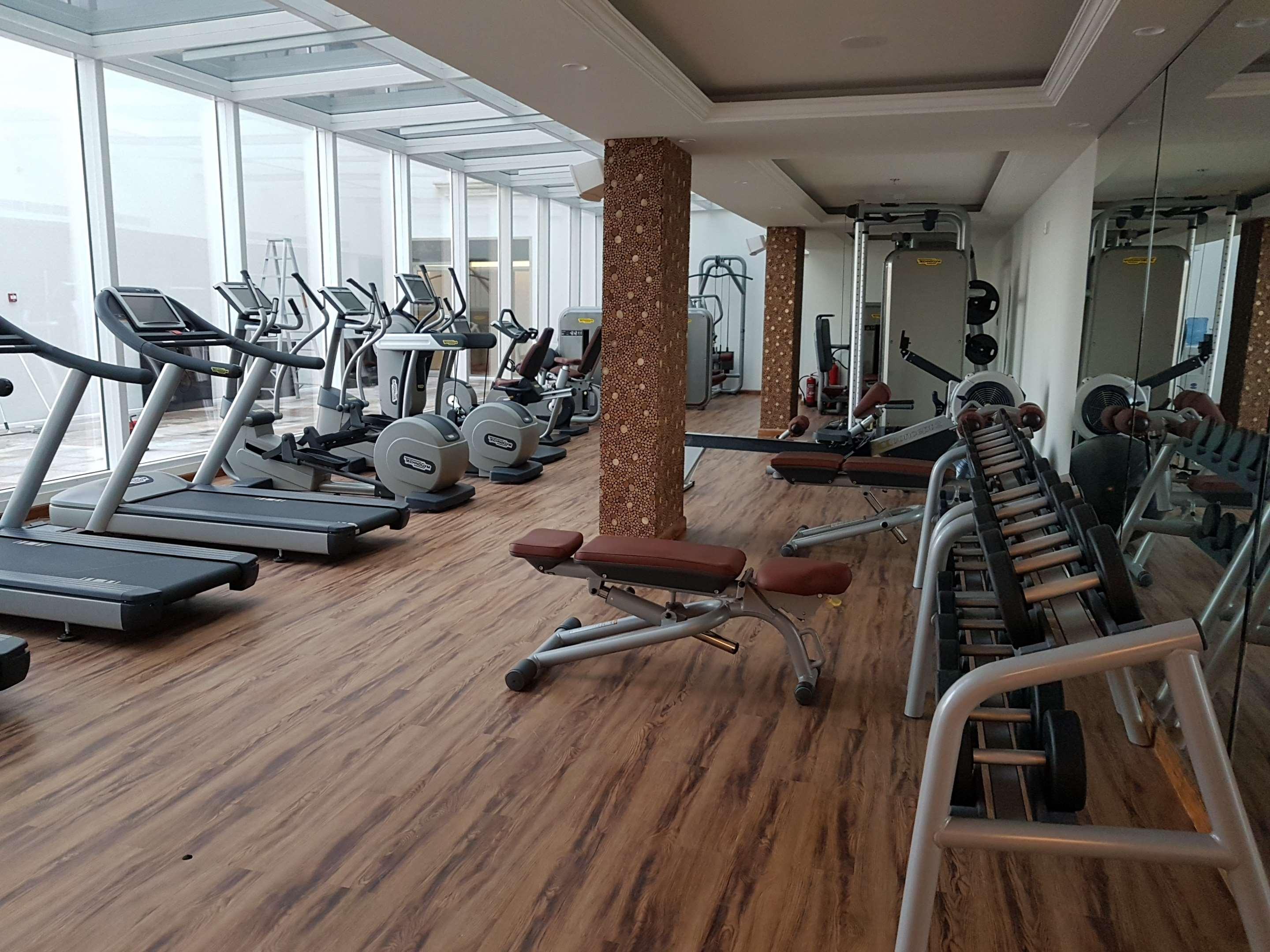 래디슨 블루 호텔, 아즈만 아지만 외부 사진 The gym at the hotel