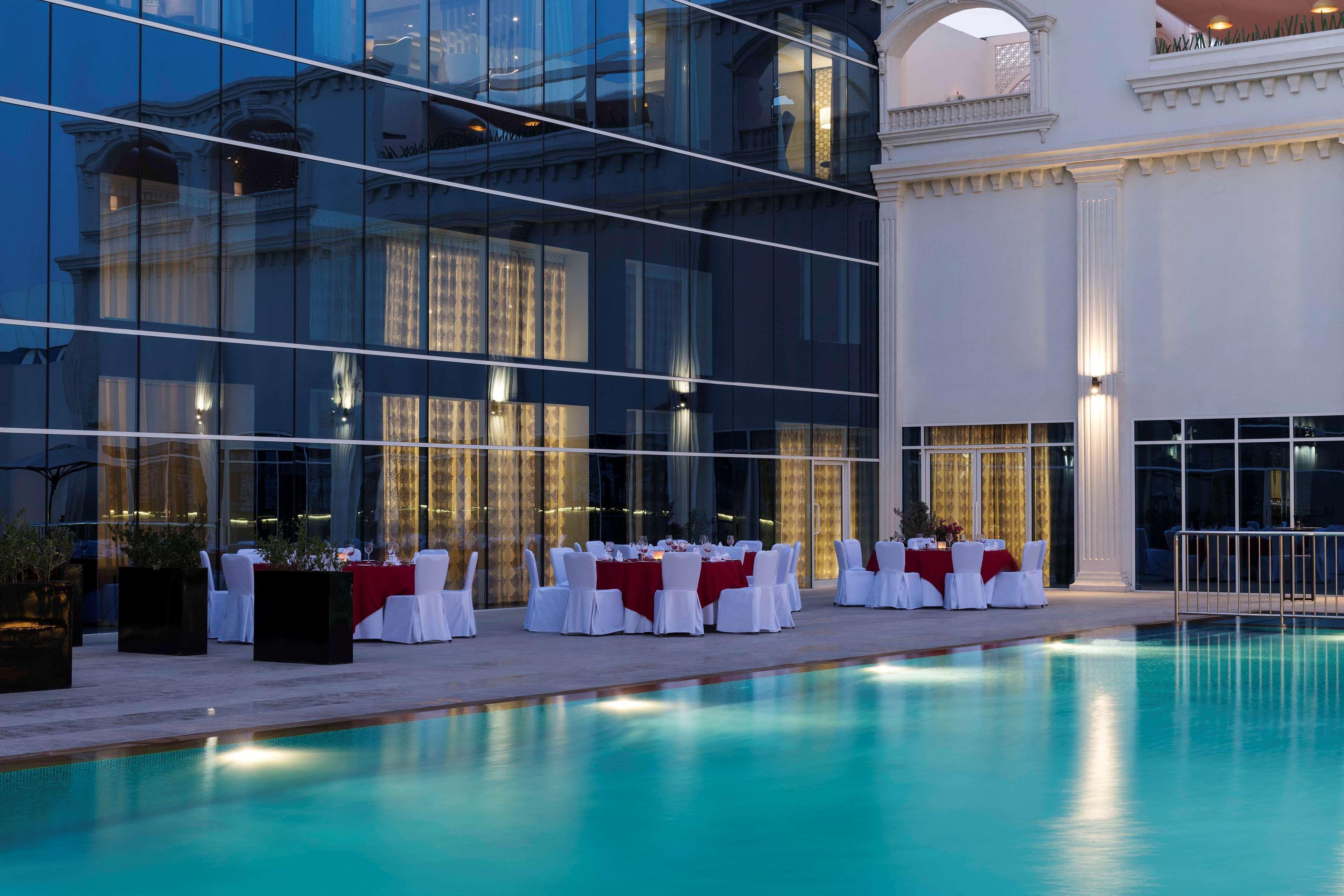 래디슨 블루 호텔, 아즈만 아지만 외부 사진 The pool at the hotel
