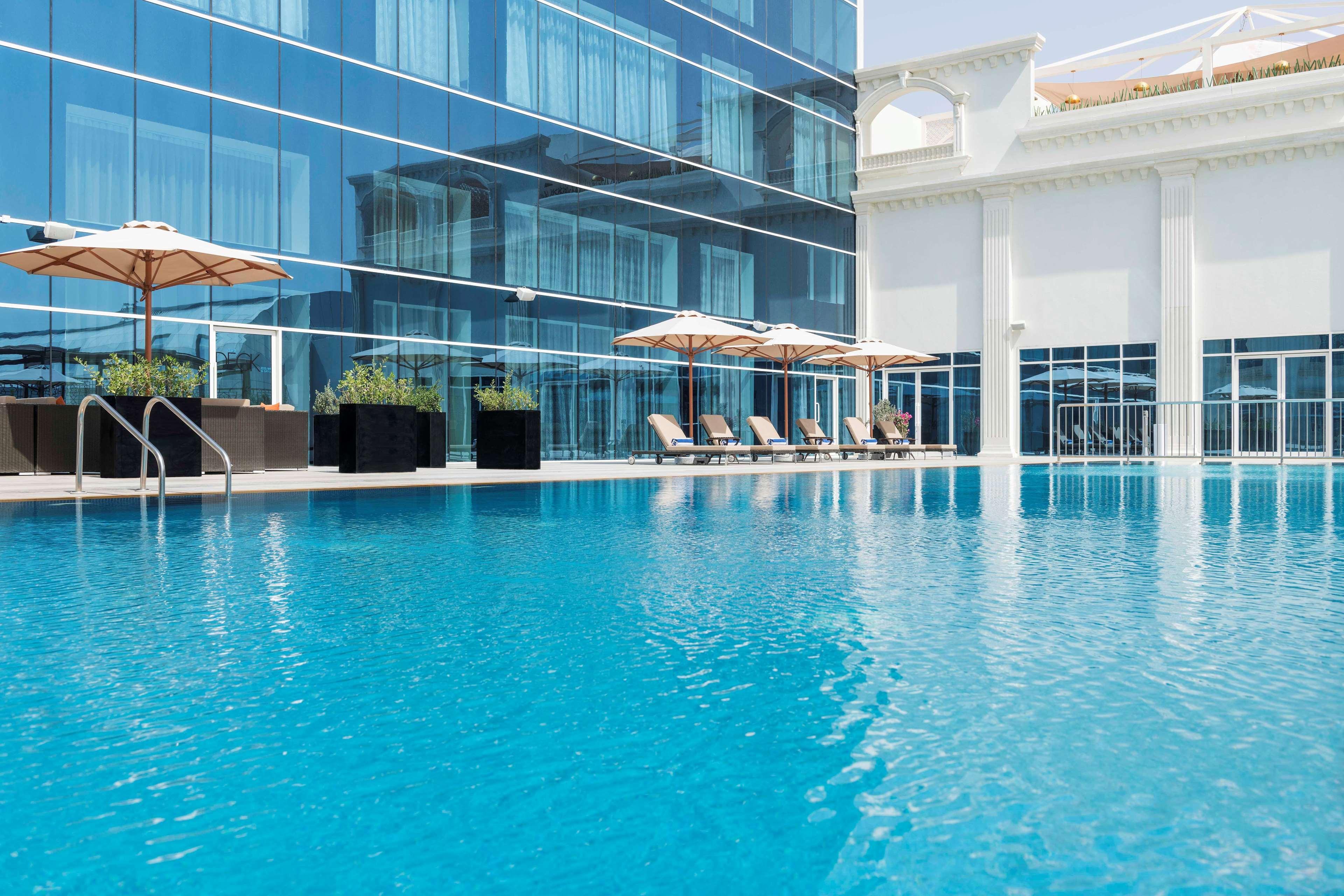 래디슨 블루 호텔, 아즈만 아지만 외부 사진 The swimming pool at the hotel