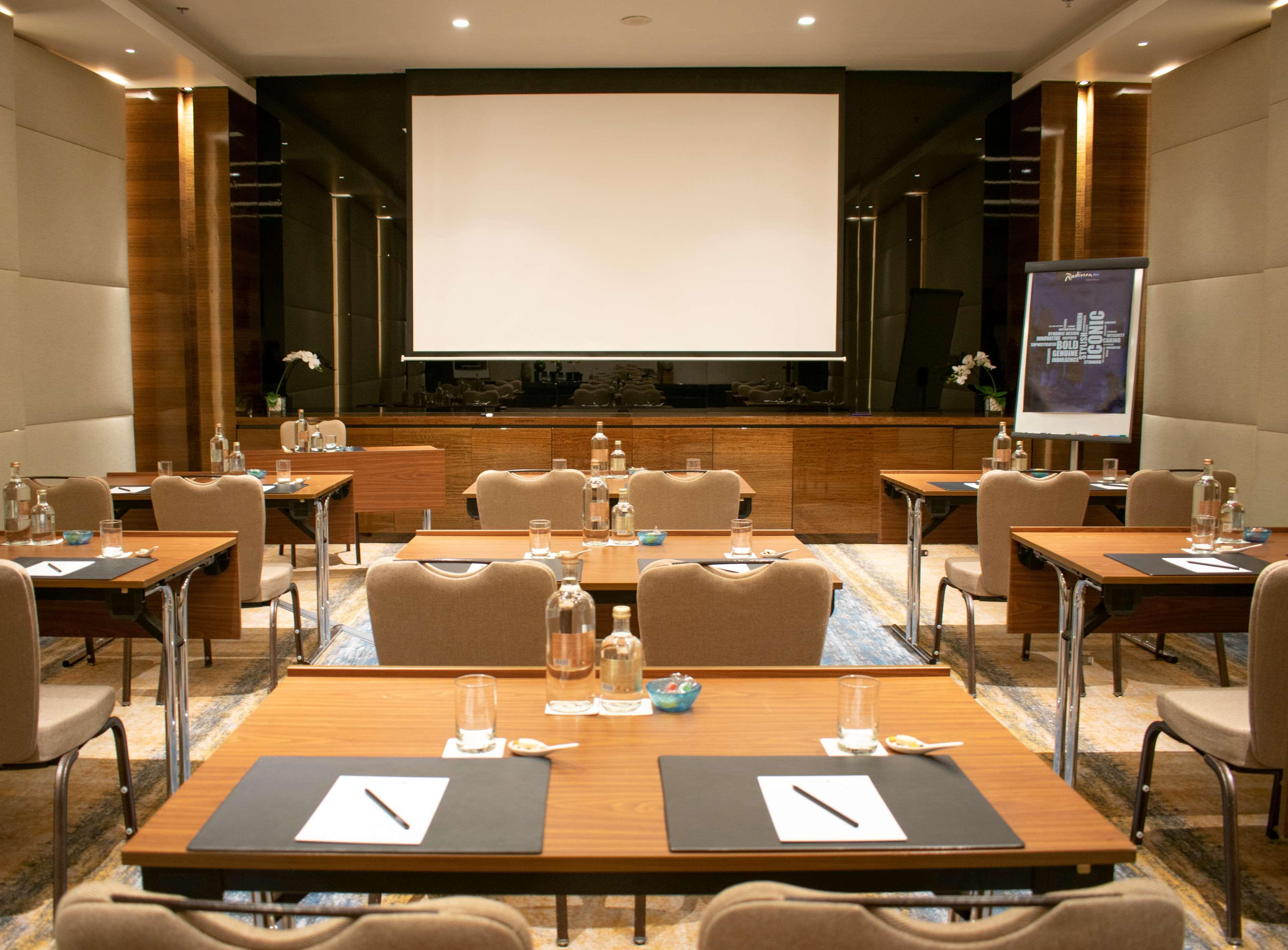 래디슨 블루 호텔, 아즈만 아지만 외부 사진 Meeting room