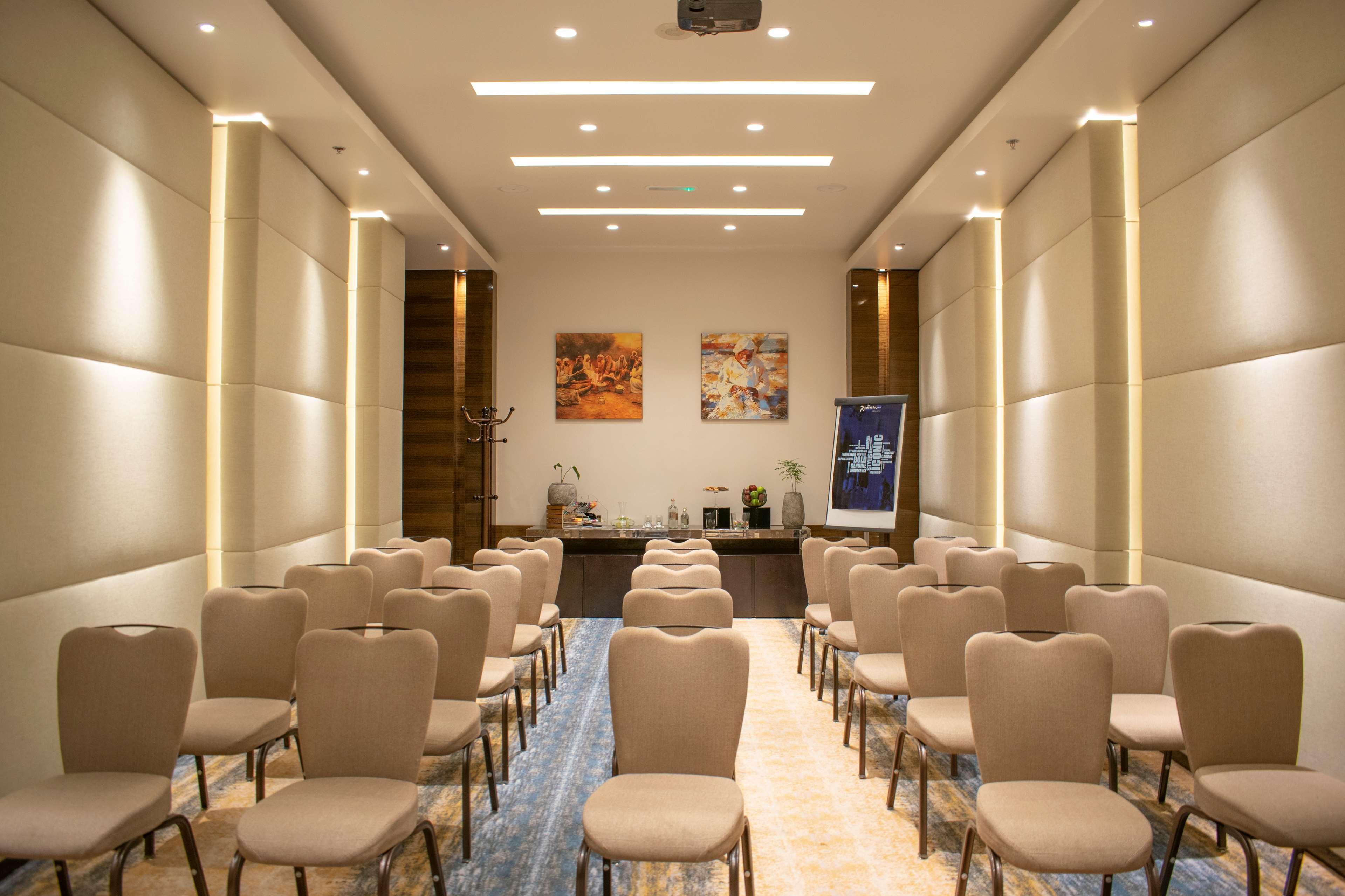 래디슨 블루 호텔, 아즈만 아지만 외부 사진 Meeting room