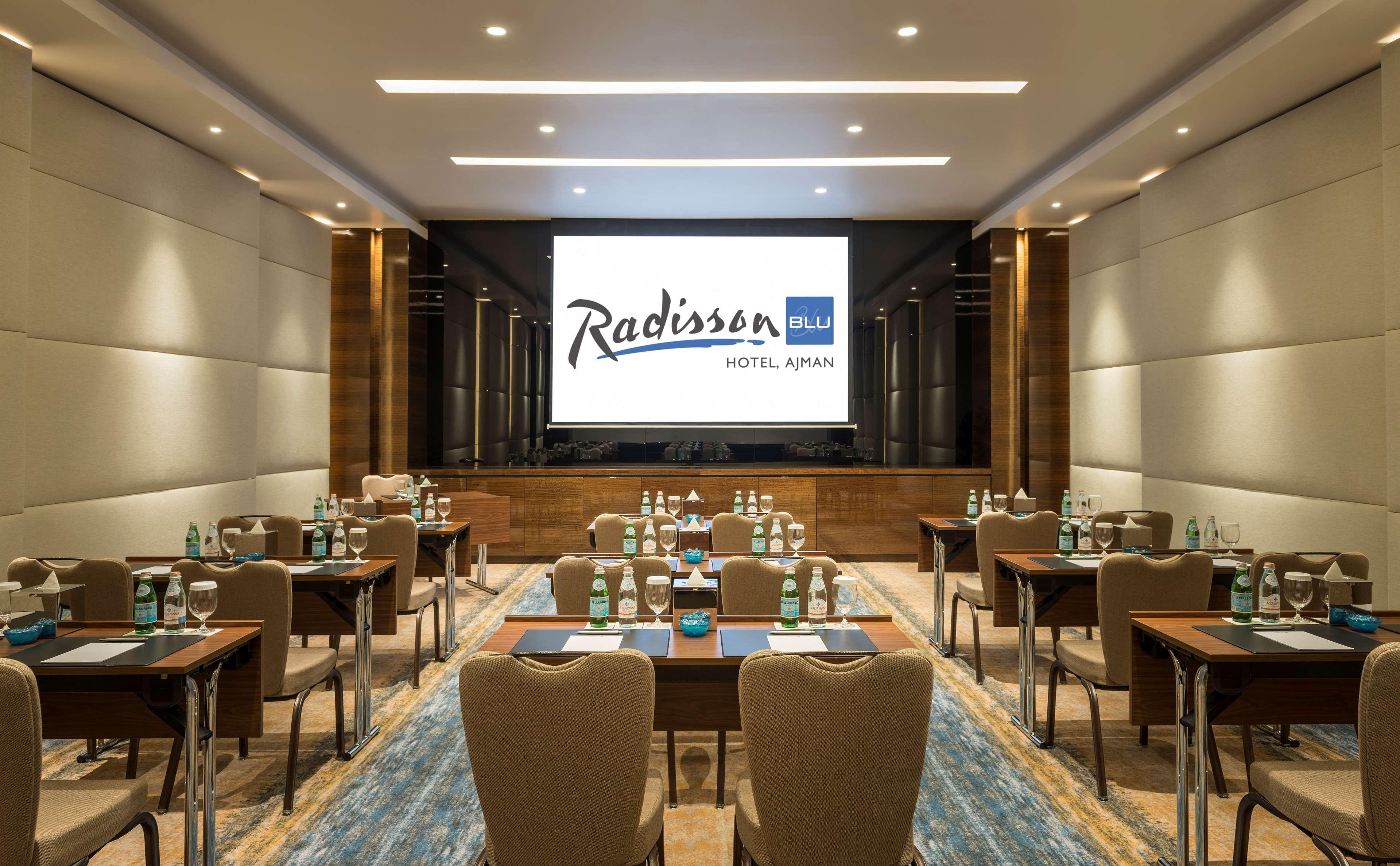 래디슨 블루 호텔, 아즈만 아지만 외부 사진 A meeting room at Radisson Blu Ajman