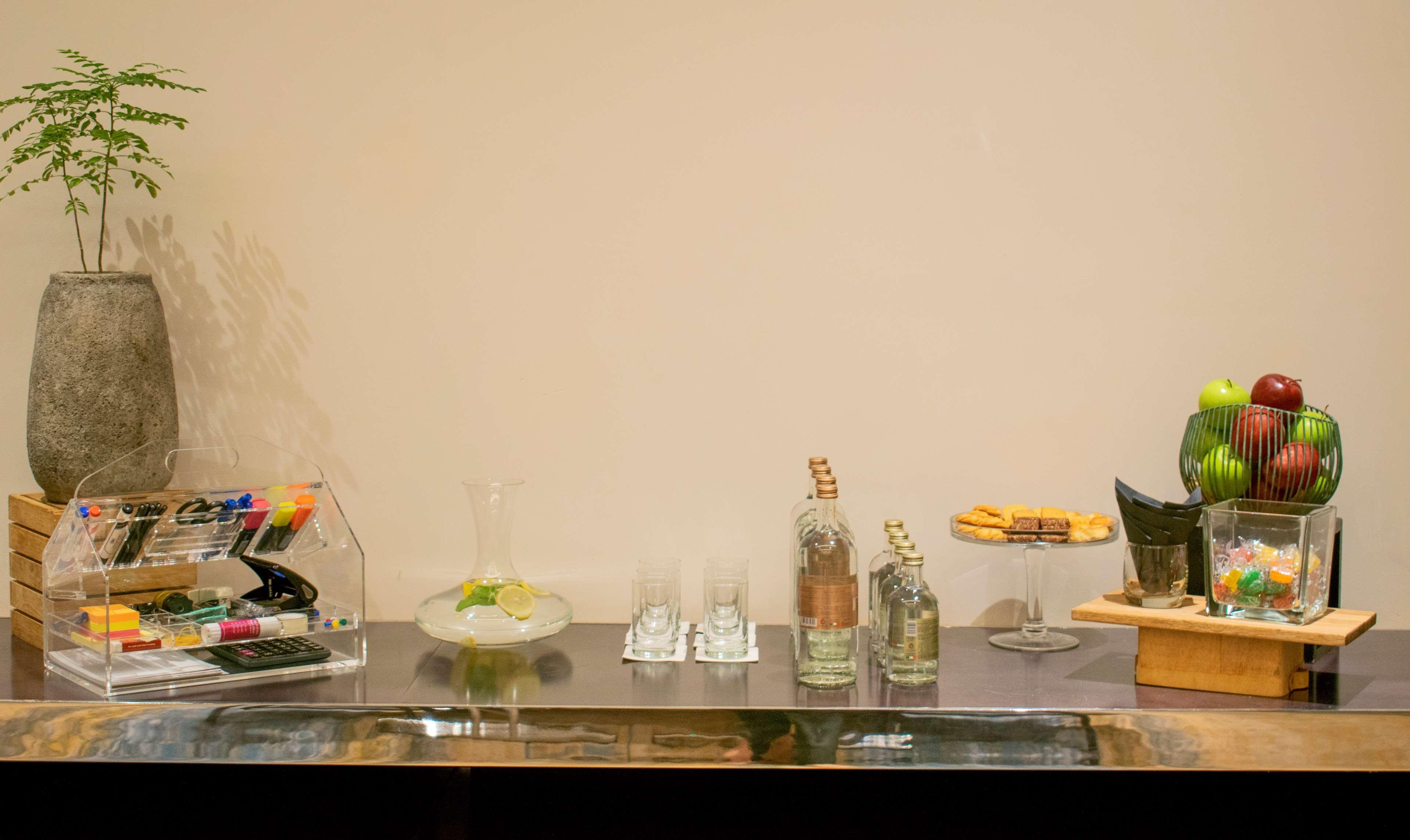 래디슨 블루 호텔, 아즈만 아지만 외부 사진 A bar at the 2011 Toronto International Film Festival