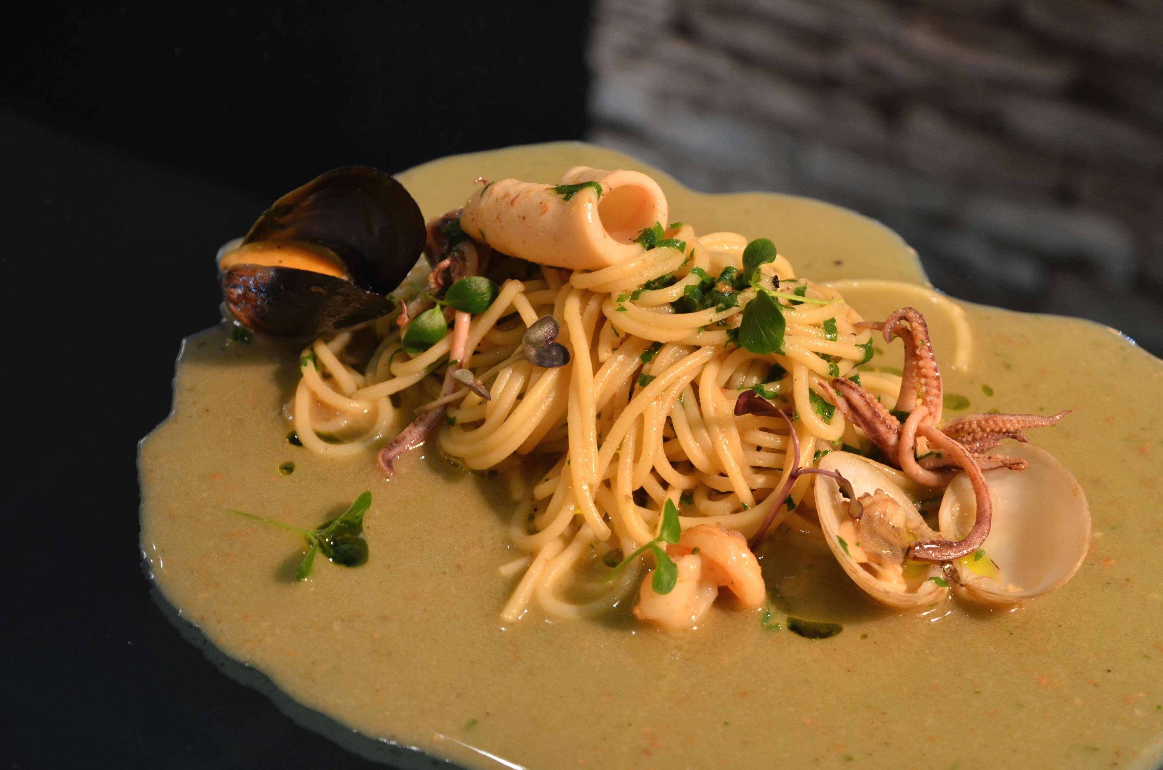 래디슨 블루 호텔, 아즈만 아지만 외부 사진 Spaghetti alla vodka