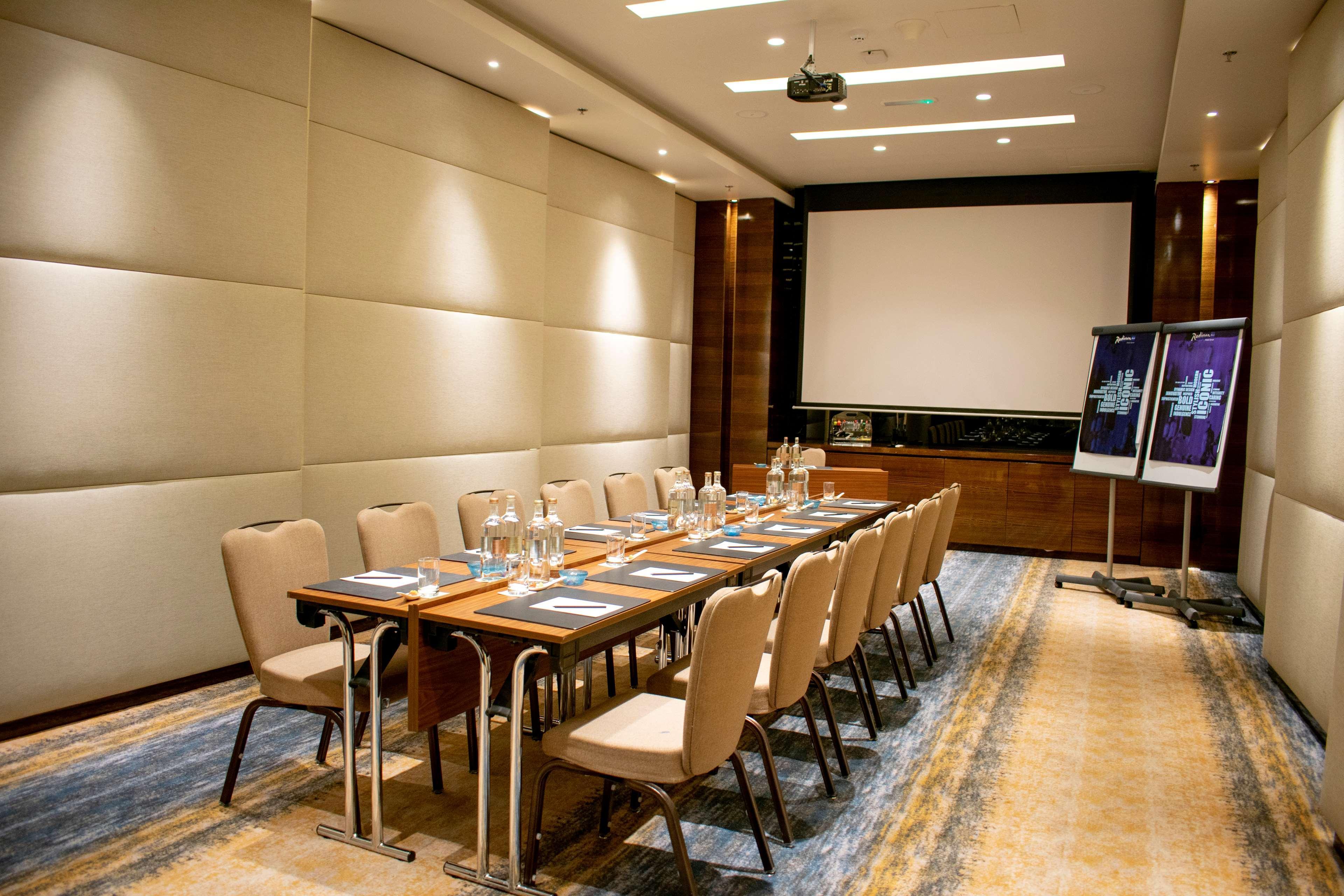 래디슨 블루 호텔, 아즈만 아지만 외부 사진 Meeting room