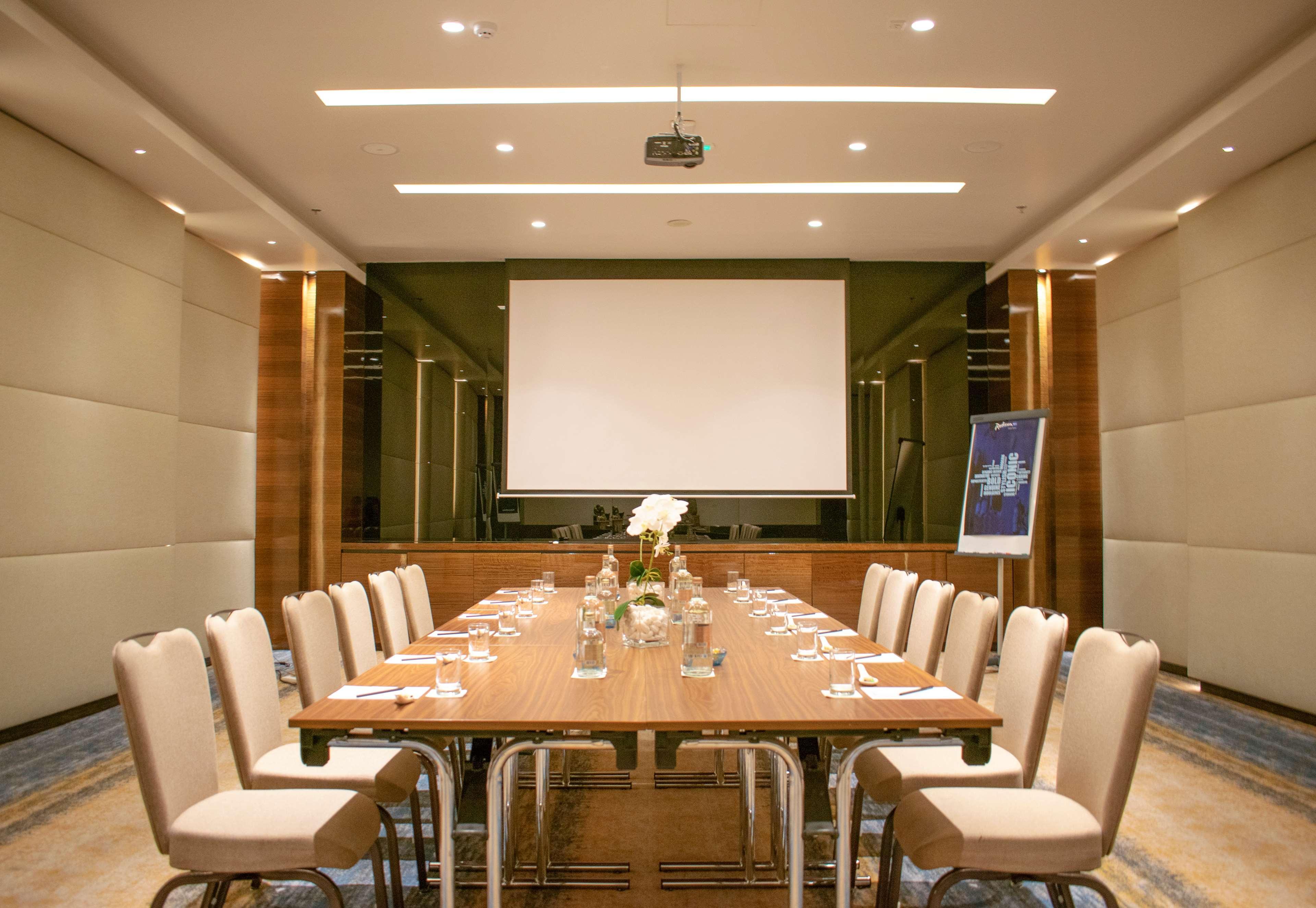 래디슨 블루 호텔, 아즈만 아지만 외부 사진 Meeting room
