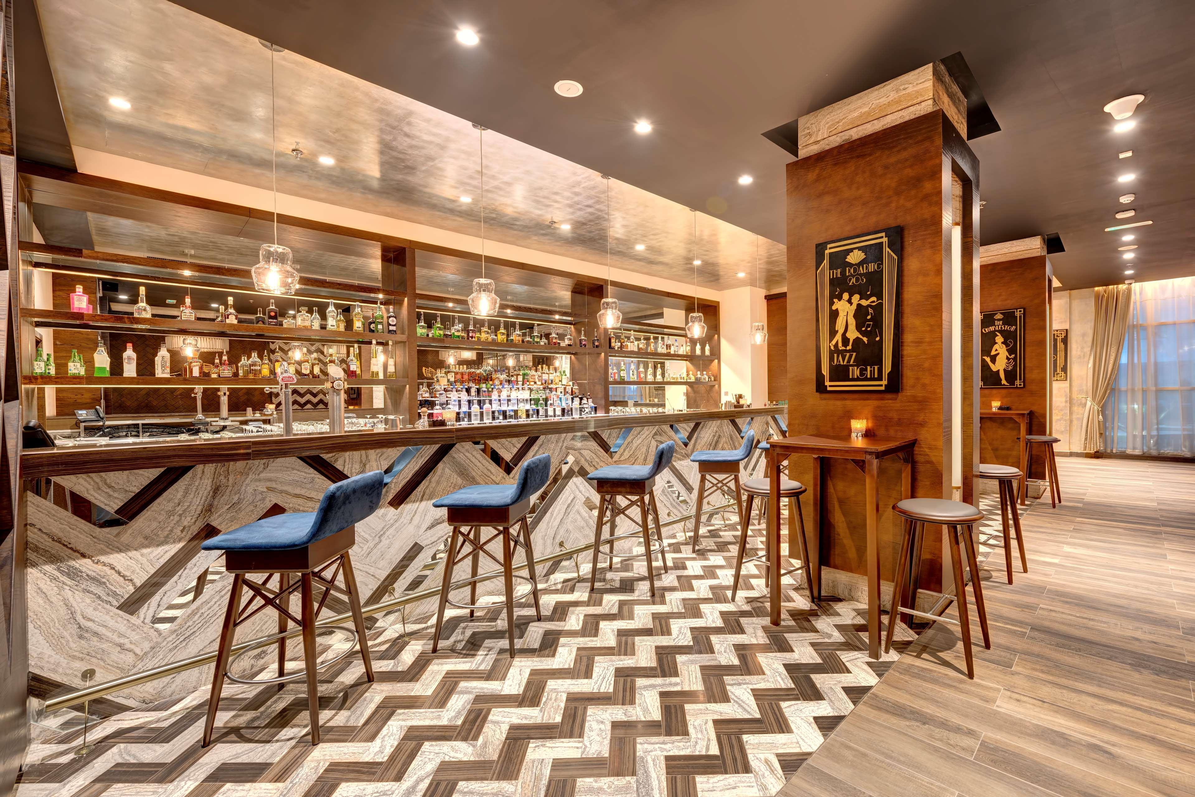 래디슨 블루 호텔, 아즈만 아지만 외부 사진 The bar at the hotel