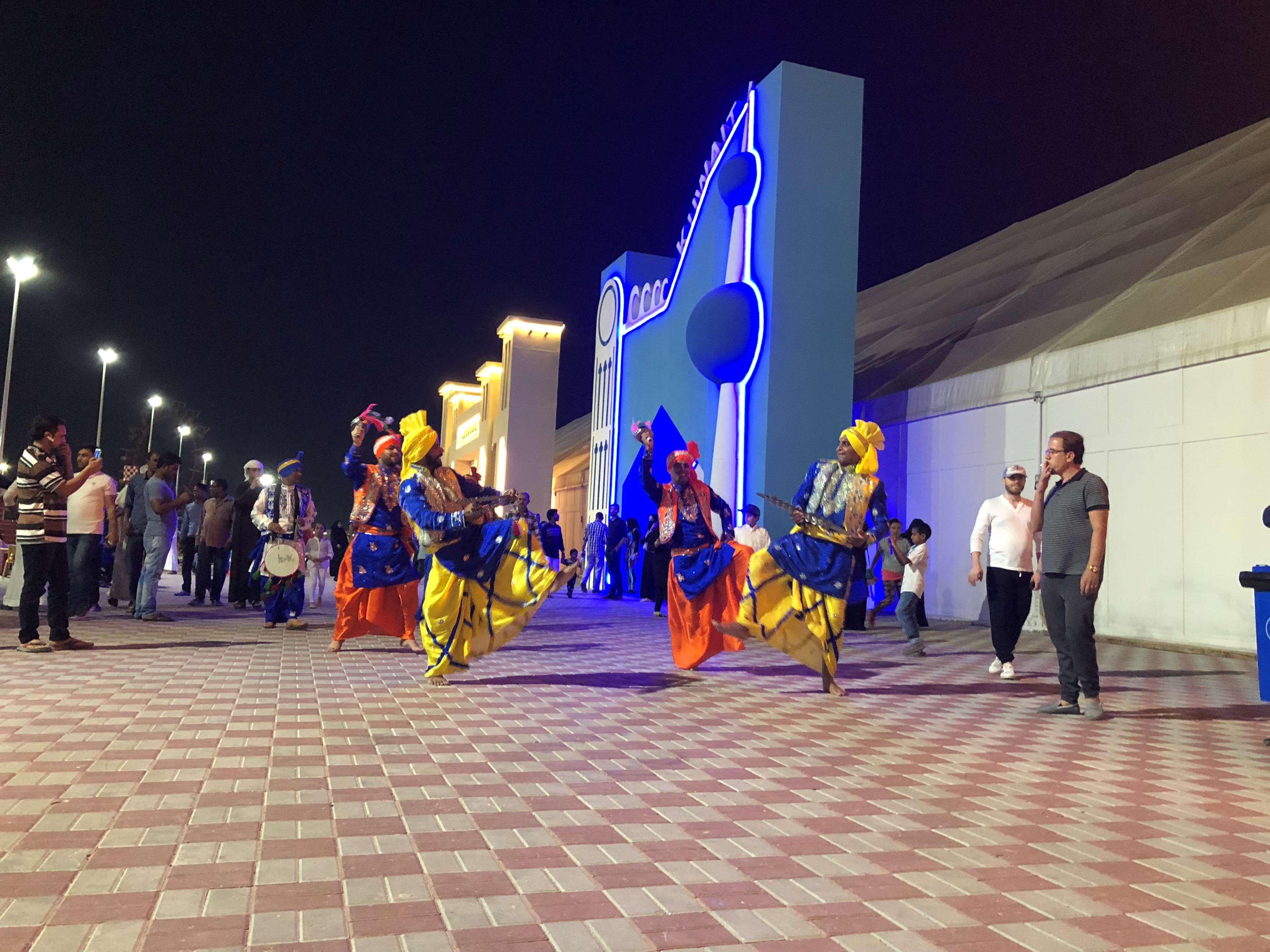 래디슨 블루 호텔, 아즈만 아지만 외부 사진 Bhangra dancers at the Global Village