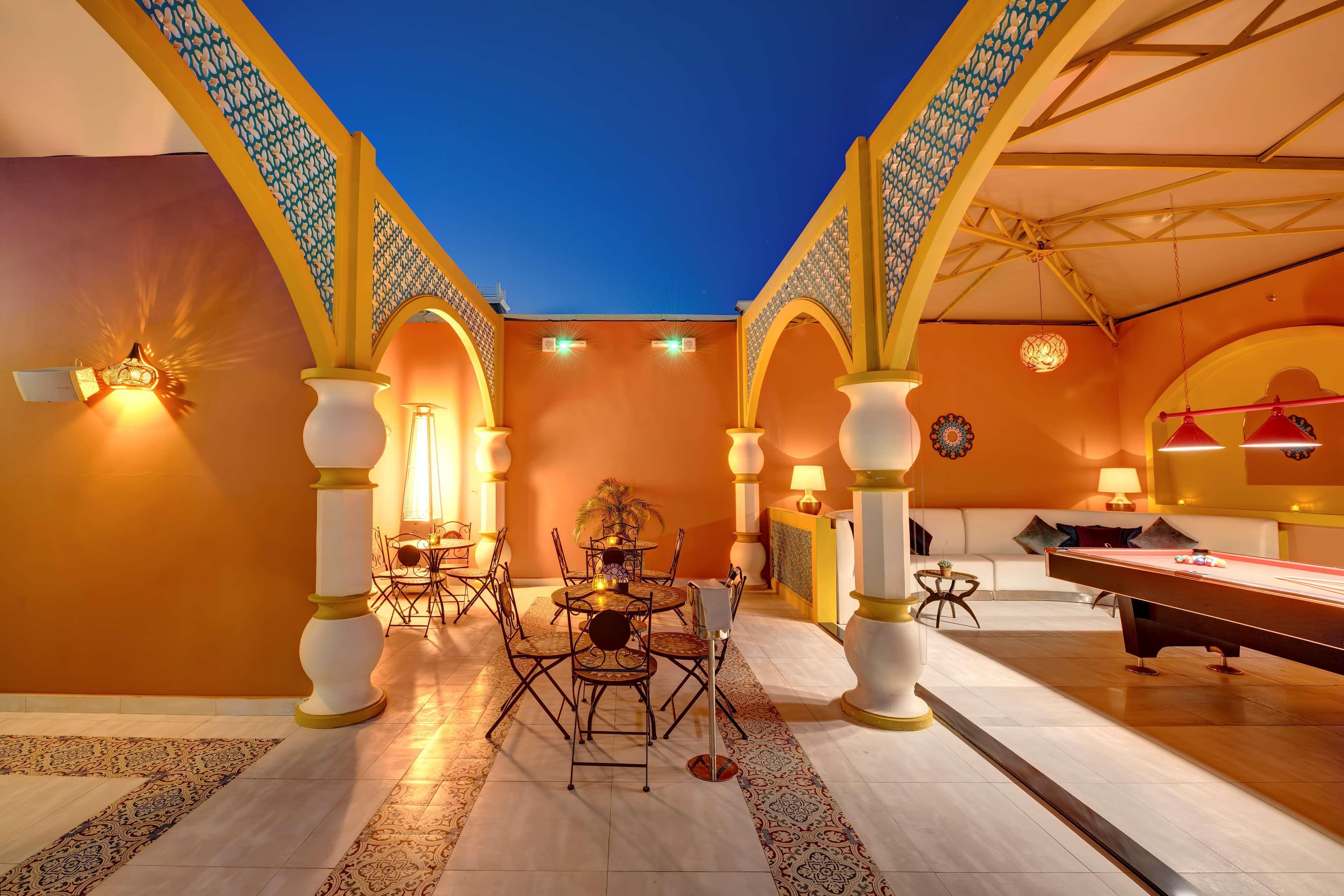 래디슨 블루 호텔, 아즈만 아지만 외부 사진 The interior of the hotel