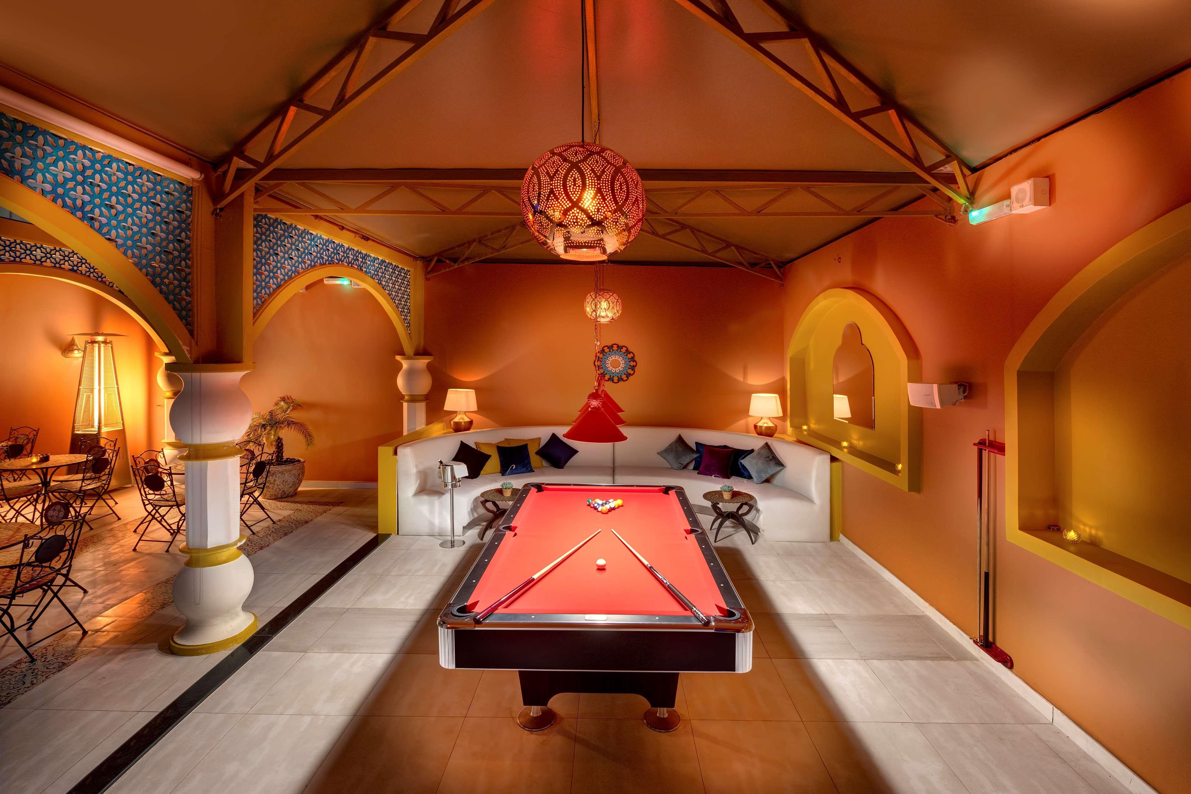 래디슨 블루 호텔, 아즈만 아지만 외부 사진 The Billiard Room