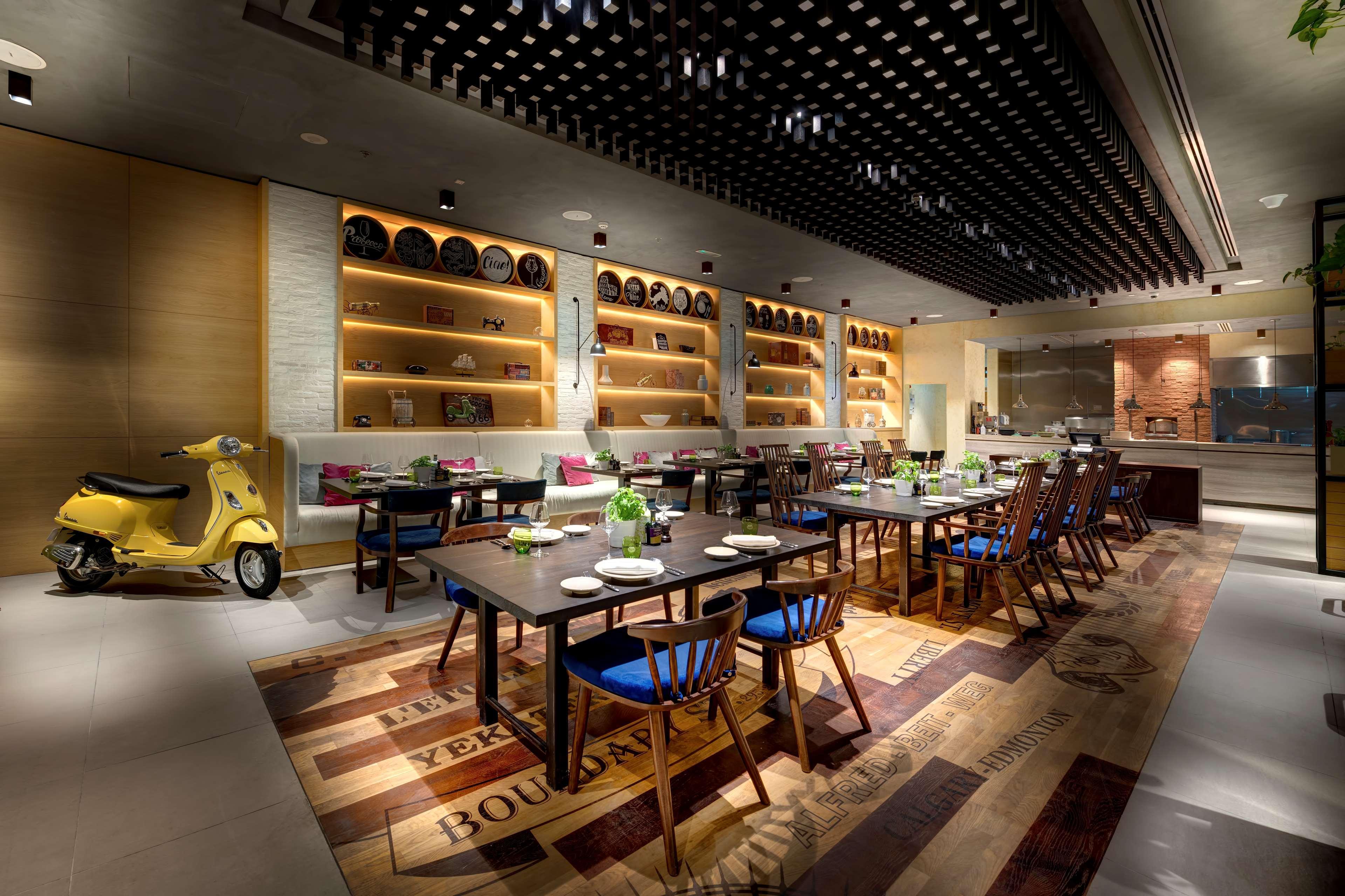 래디슨 블루 호텔, 아즈만 아지만 외부 사진 The interior of the restaurant