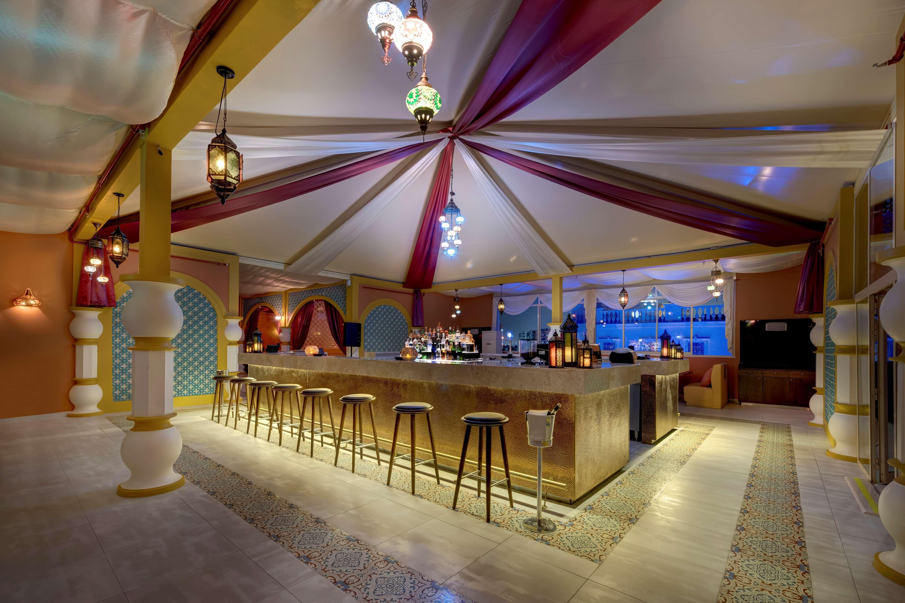 래디슨 블루 호텔, 아즈만 아지만 외부 사진 The bar at the hotel