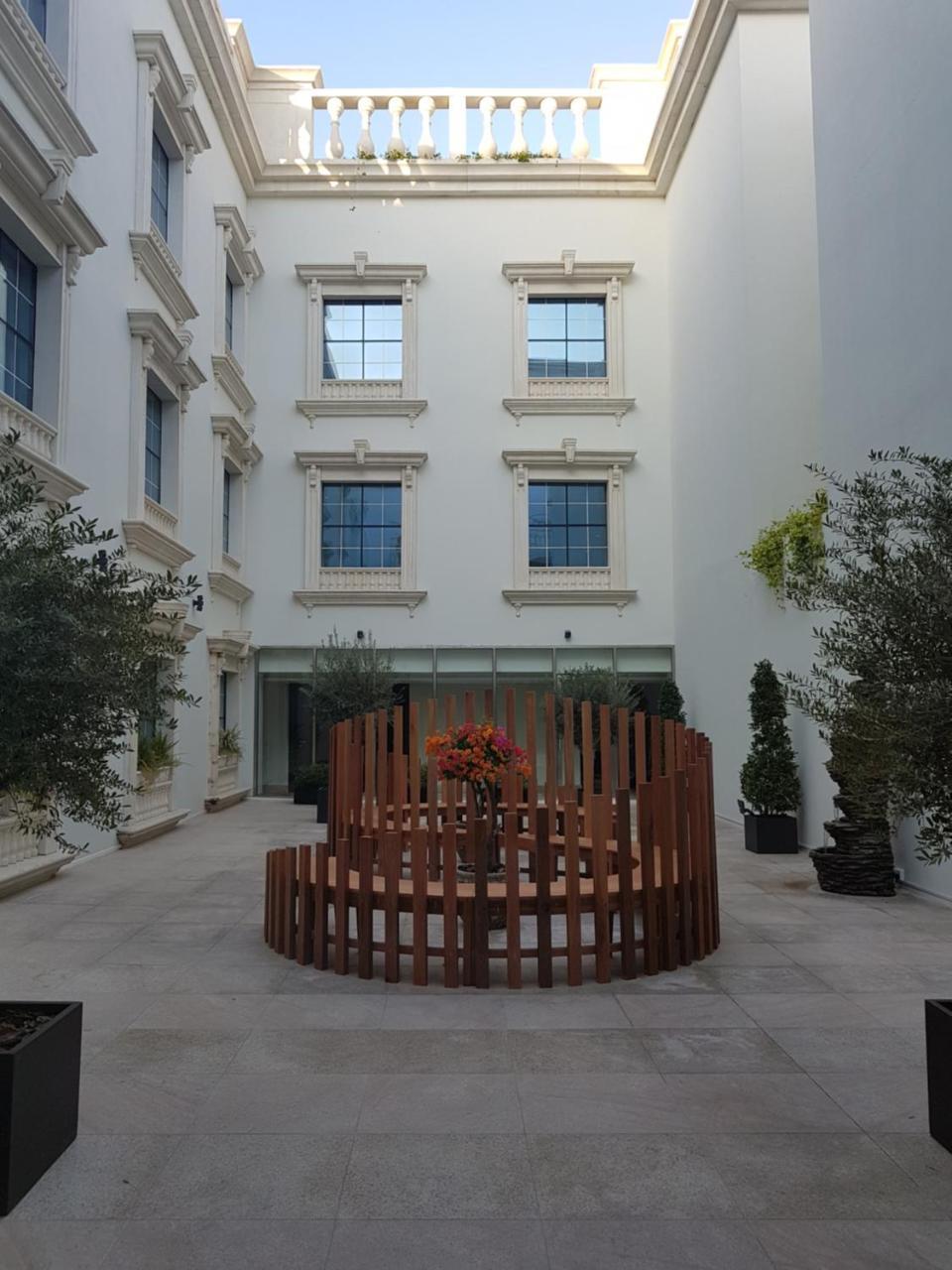 래디슨 블루 호텔, 아즈만 아지만 외부 사진 The courtyard of the museum